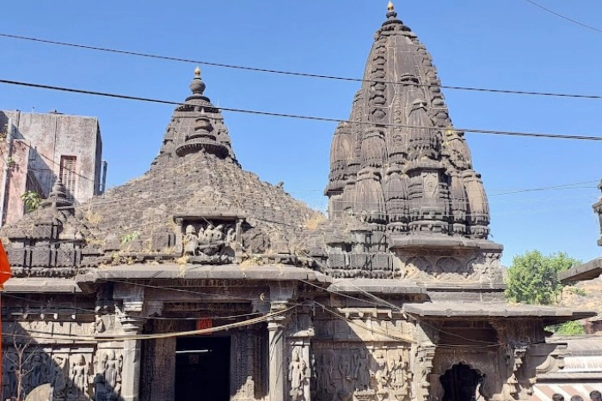 चुपचाप सब देख रहे भगवान शिव ने गोदावरी के जल में स्नान करके,राम मंदिर में भगवान राम के दर्शन करने के बाद उन्होंने एक पहाड़ी पर शिवलिंग स्थापित किया और अपने पाप से मुक्ति पाने के लिए घोर तपस्या शुरू कर दी. इस भक्ति से खुश होकर भगवान विष्णु ने खुद, वहां स्थायी शिवलिंग की स्थापना की और उसका नाम कपालेश्वर (कपाल अर्थात सर काटने के पाप से मुक्त हुआ हो) रखा.