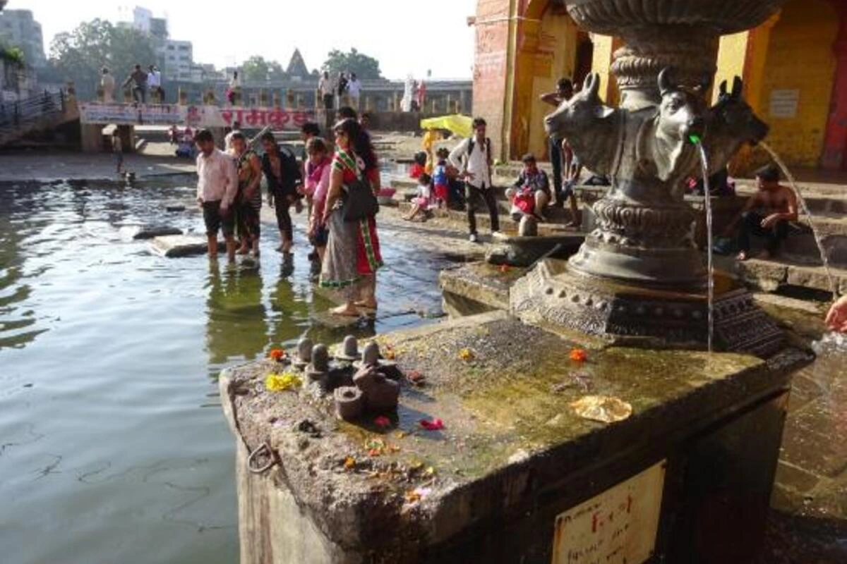 एक सभा में ब्रह्मा का पांचवां मुख हद से ज्यादा निंदनीय बातें करने लगा तो भगवान शिव ने क्रोध में आकर उसका सिर काट दिया. यह ब्राह्मण हत्या के समान था, जिसे हिन्दू धर्म में घोर पाप माना जाता है जिस कारण भगवान शिव अपराध बोध से भर गए.