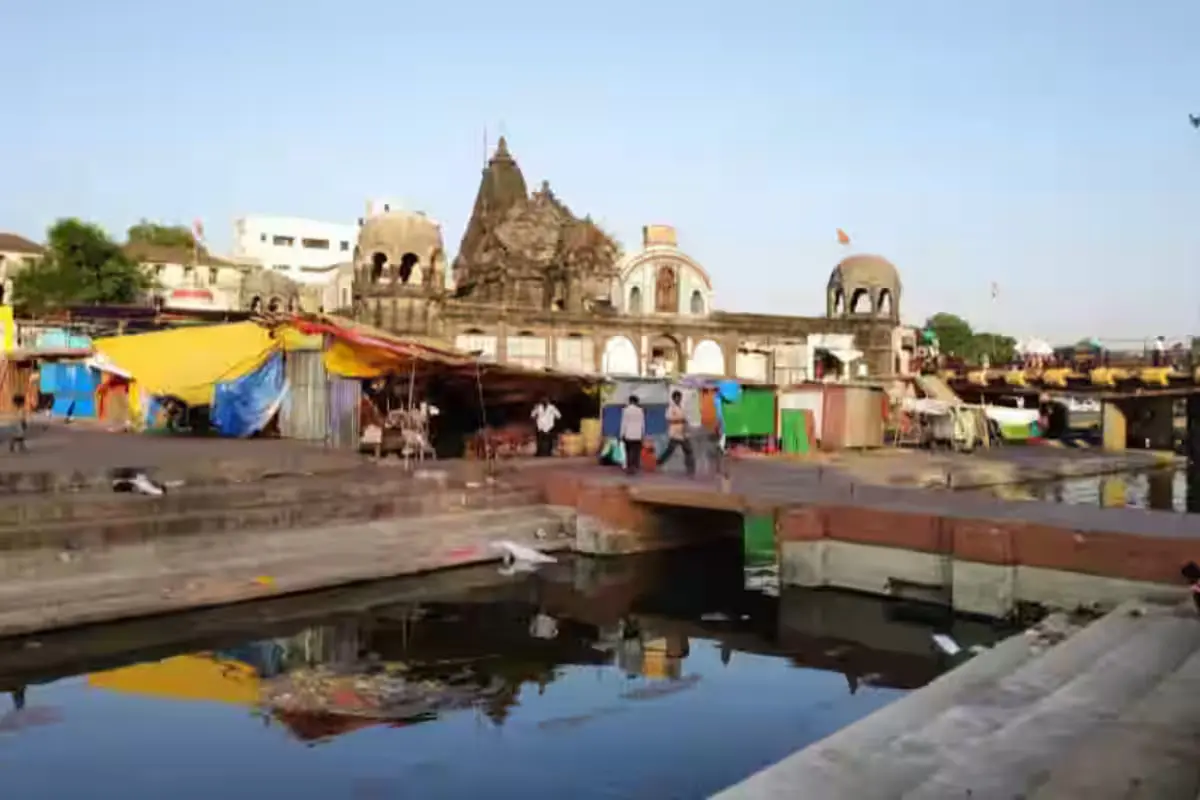 भगवान शिव गहरे अपराधभाव से पीड़ित होकर पूरे भारत की यात्रा की. यात्रा-थकान के कारण उन्होंने नासिक के पंचवटी में देव शर्मा ब्राह्मण के घर विश्राम किया. उस स्थान पर उन्होंने नंदी और अपनी मां के बीच वार्तालाप सुना. नंदी ने मां से शिकायत की कि उसके स्वामी का व्यवहार अत्यंत कठोर है और वह उसे मार देगा, क्योंकि वह जानता था कि इस पाप का प्रायश्चित केवल पवित्र नदियों से हो सकता है.