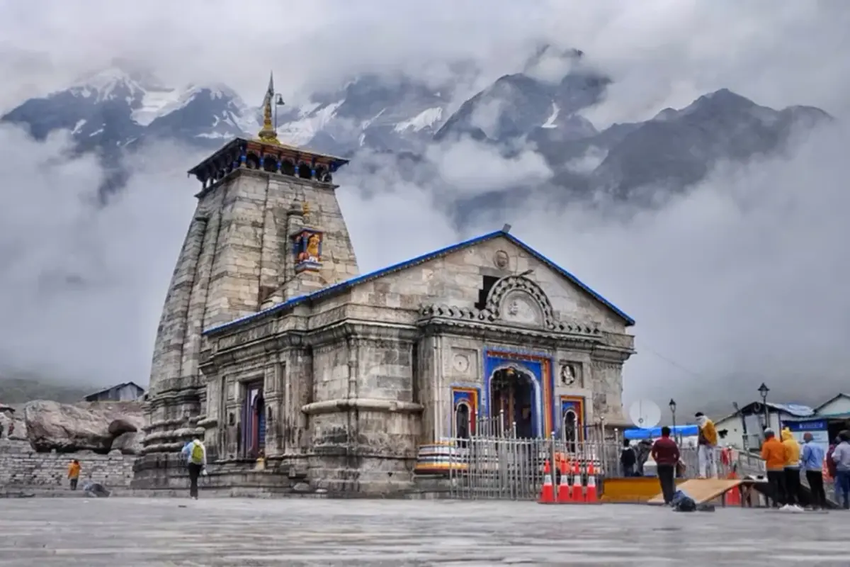 केदारनाथ मंदिर के पास एक रेतस नाम का कुंड है, जहां ओम नम: शिवाय बोलने पर पानी में बुलबुले उठते हैं, मान्यता है कि इस कुंड का पानी पीने से व्यक्ति को मोक्ष मिलता है, केदारनाथ की यात्रा जहां से आरंभ करते हैं तो वहां गौरी कुंड स्थित है, जिसका पानी हमेशा गर्म रहता है, मान्यता है कि इस कुंड के पास माता पार्वती ने भगवान शिव को पति रूप में पाने के लिए तपस्या की थी. उस समय ही यहां गरम पानी स्रोत प्रकट हुआ था. यहां स्नान करने के बाद ही केदारनाथ की यात्रा आरंभ होती है. 