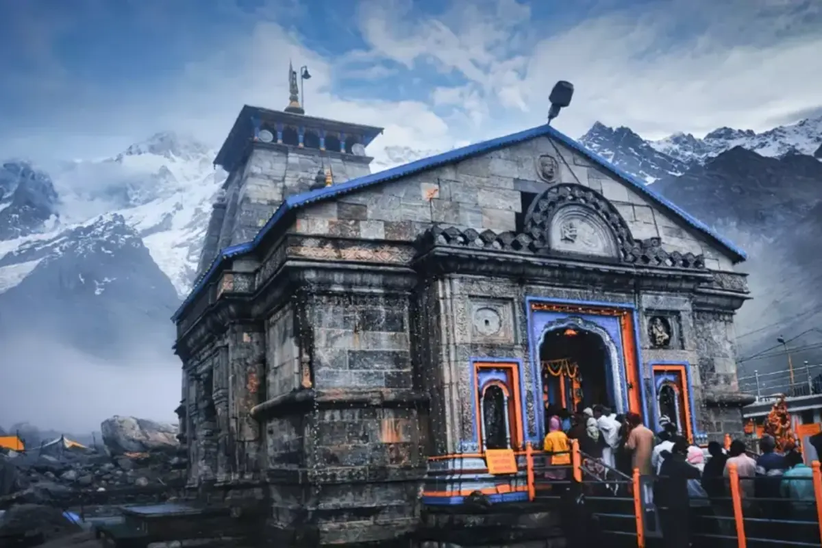 भगवान शिव को समर्पित 12 ज्योतिर्लिंग में से एक केदारनाथ मंदिर उत्तराखंड के रुद्रप्रयाग जिले में स्थित है. यह स्वयंभू शिवलिंग मंदिर का निर्माण पांडवों के पौत्र महाराज जनमेजय ने कराया था, और इस मंदिर का जीर्णोद्धार आदि शंकराचार्य ने कराया था.