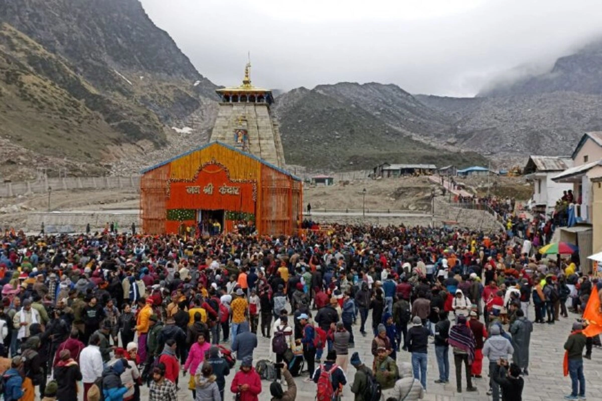 भगवान नर नारायण और दक्ष प्रजापति के समय से उनके पूर्वज पुरोहित इस क्षेत्र में पूजा करते आए हैं. पूजा करने का अधिकार और संपूर्ण केदार क्षेत्र उन्हें पांडवों के पौत्र राजा जनमेजय ने दिया था. शंकराचार्य के वंशज जो केदारनाथ के मुख्य पुजारी हैं, वहां पूजा नहीं कराते बल्की दूसरों पुजारियों को निर्देश देकर पूजा कराते हैं.