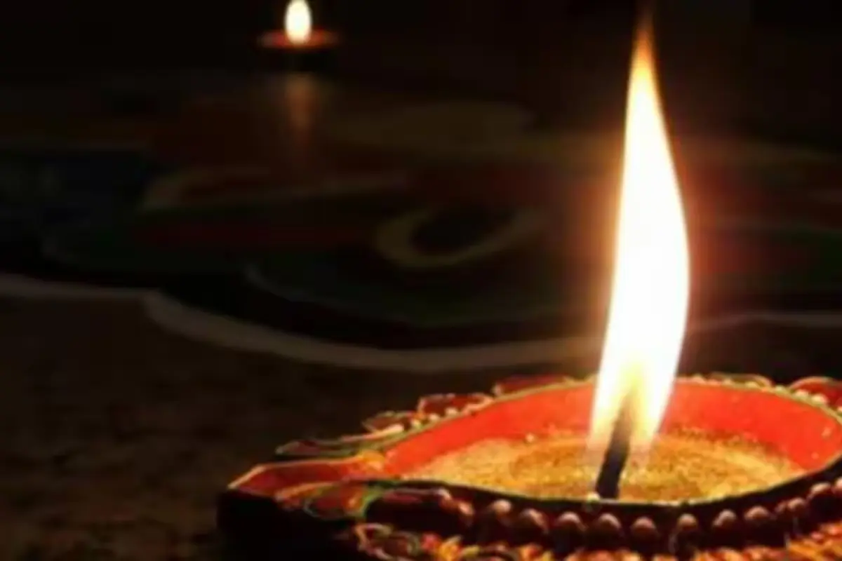 ज्योतिर्लिंग के आगे के हिस्से पर भगवान गणेश के साथ मां पार्वती का श्री यंत्र भी स्थित है साथ ही पिछले भाग पर प्राकृतिक स्फटिक की माला देखी जा सकती है. यहां हजारों वर्षों से एक दीपक जल रहा है, जब मंदिर छह महीने के लिए बंद कर दिया जाता है उस समय भी यह दीपक अपने आप जलता रहता है.