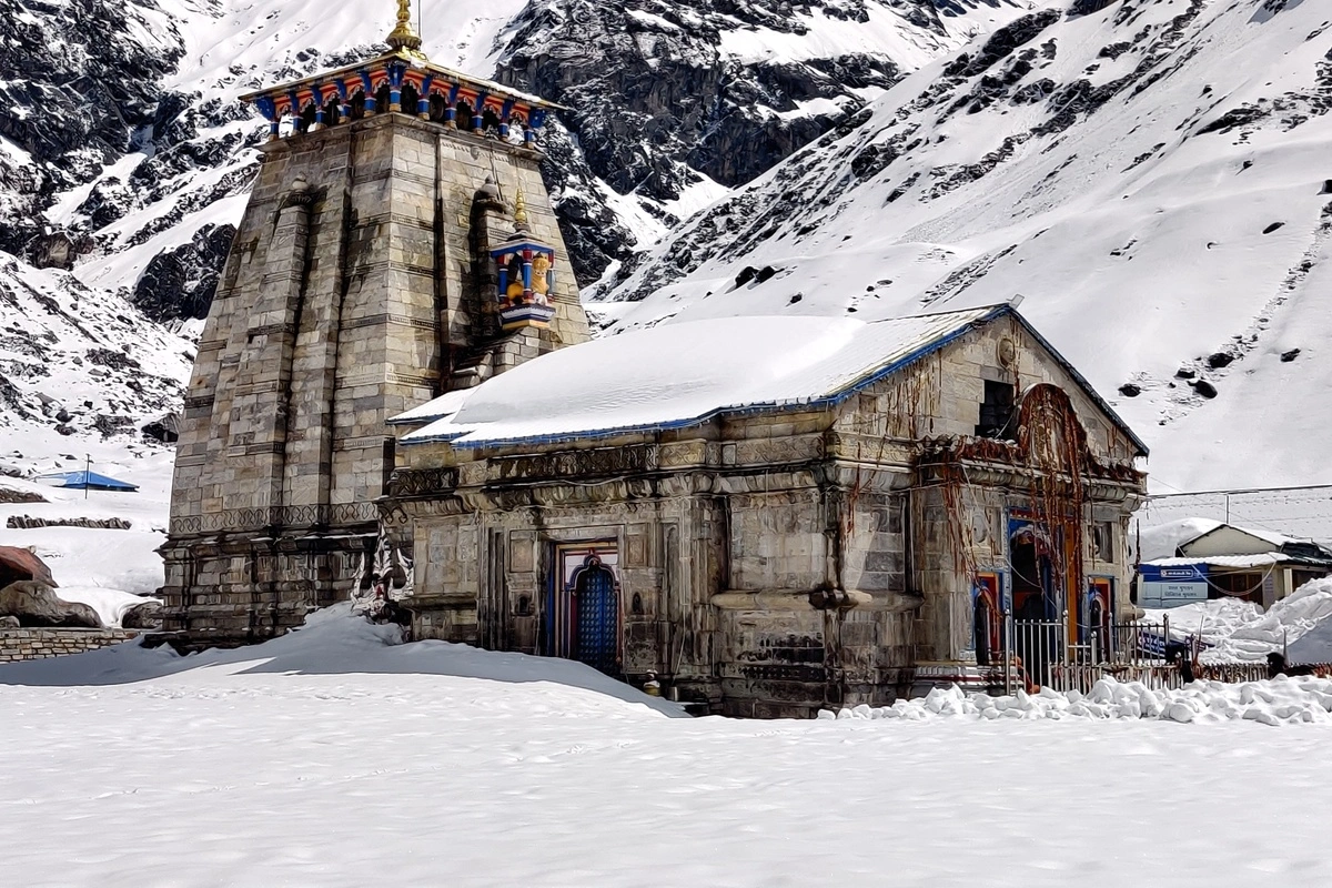 जब मंदिर 6 महीने के लिए बंद रहता है तो उन छह महीनों में भी दीप अपने आप जलता है. मंदिर के आसपास रहने वाले बताते हैं कि मंदिर के कपाट बंद होने के बाद भी मंदिर के अंदर से घंटी बजने की आवाज आती है. पुराणों के अनुसार, इन छह महीनों में देवता गण यहां पूजा करते हैं, यानी मंदिर 6 महीने मनुष्यों के लिए खुला रहता है और बाकी छह महीने देवताओं के लिए.