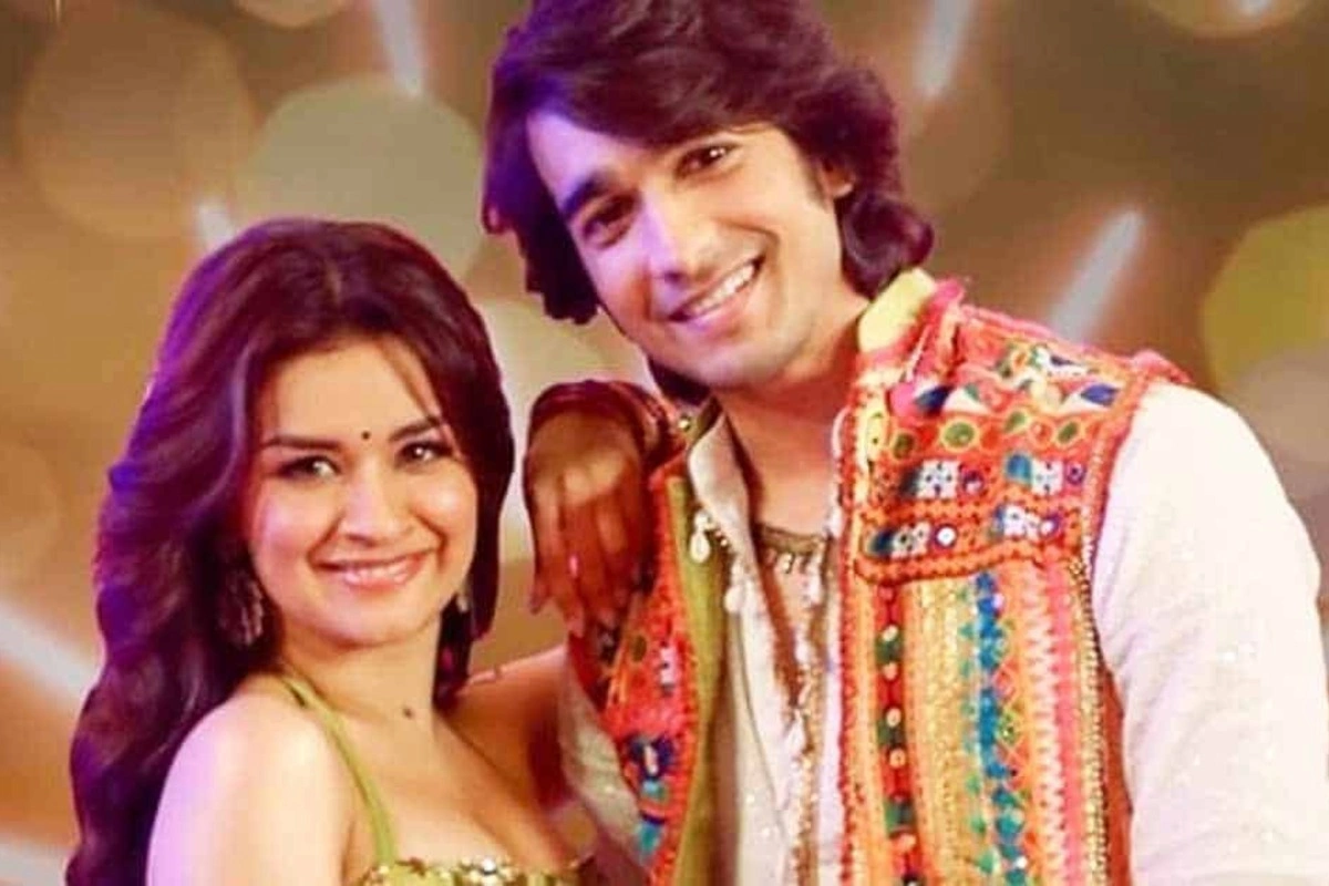 संजय लीला भंसाली की फिल्म गंगूबाई काठियावाड़ी से बॉलीवुड में डेब्यू करने वाले शांतनु माहेश्वरी और अलादीन-नाम तो सुना होगा की एक्ट्रेस अवनीत कौर का म्यूजिक वीडियो केसरियो रंग गाना गरबा नाइट्स के लिए परफेक्ट चॉइस है. लिजो जॉर्ज और डीजे चेतस द्वारा रचित केसरियो रंग को असीस कौर और देव नेगी ने गाया है.