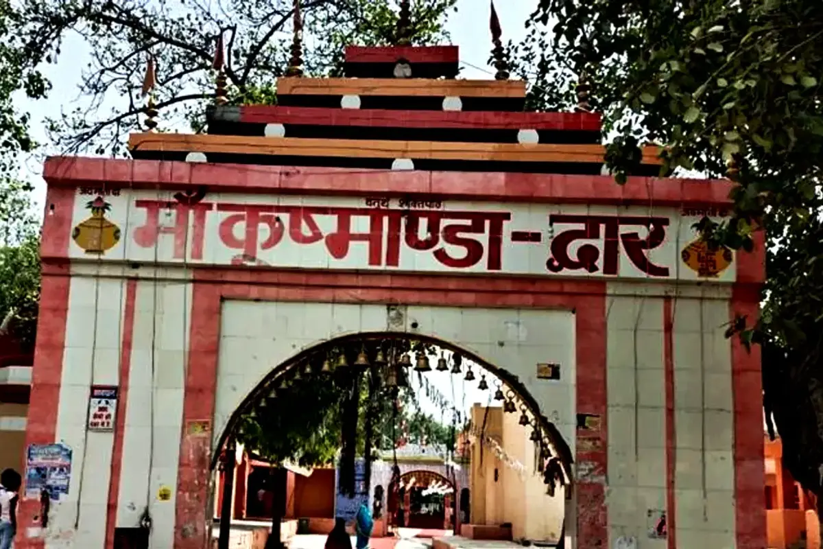 घाटमपुर, कुष्मांडा देवी मंदिर: कानपुर का यह प्राचीन मंदिर लगभग एक हजार साल पुराने है जहां सालों से अखंड ज्योति जल रही है. इतिहासकार मानते हैं कि 1380 में राजा घाटमपुर दर्शन ने इस मंदिर की पहली बार नींव रखी थी जिसके कारण नगर का नाम घाटमपुर पड़ा. बाद में 1890 में व्यापारी चंदीदीन भुर्जी ने इसका भव्य निर्माण करवाया, जो मराठा शैली की झलक पेश करता है. यहां स्थापित मूर्तियां दूसरी से दसवीं शताब्दी के बीच की मानी जाती हैं, जो इस मंदिर को और भी ऐतिहासिक बनाती हैं. भदरस गांव के कवि उम्मेदराय खरे ने 1783 में फारसी भाषा में लिखी अपनी पांडुलिपि ‘ऐश आफ्जा’ में माता कुष्मांडा और माता भद्रकाली का उल्लेख किया है. मान्यता है कि लगभग हजार साल पहले कुड़हा नाम का ग्वाला यहां गाय चराता था, जिसकी गाय रोज़ एक स्थान पर दूध गिरा देती थी. जब उस स्थान की खुदाई की गई तो वहां मां कुष्मांडा की पिंडी स्वरूप प्रतिमा प्रकट हुई, जिस कारण उन्हें कुड़हा देवी भी कहा जाता है.