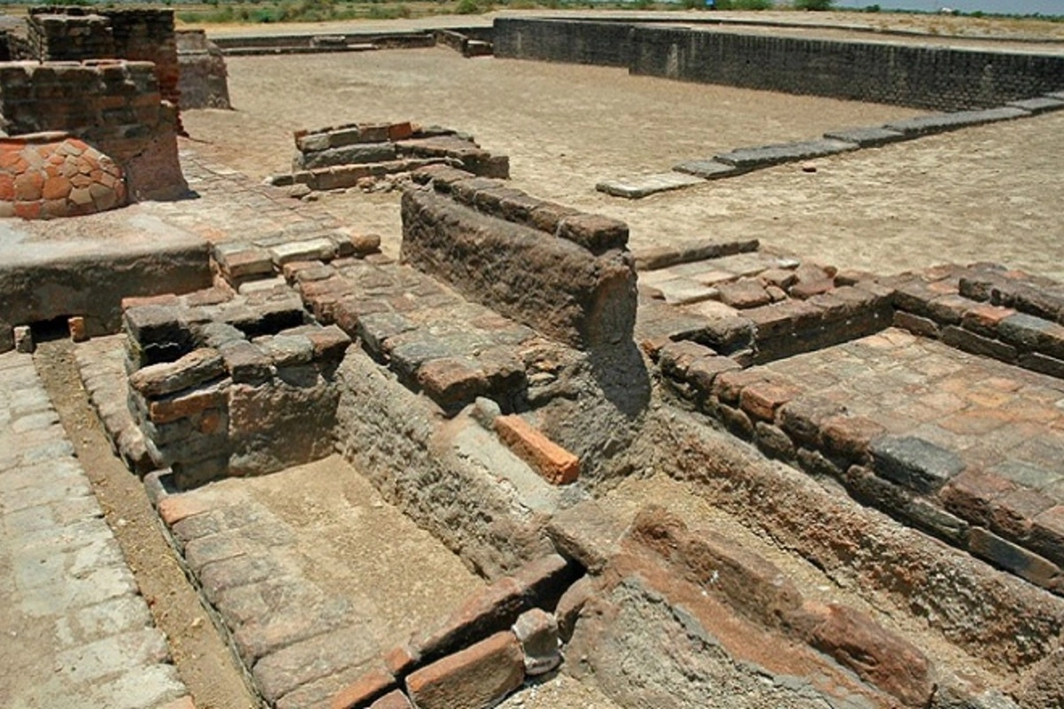 लोथल, गुजरात- लगभग 2400 ईसा पूर्व सिंधु घाटी सभ्यता का एक प्रमुख शहर है. यह अपने परिष्कृत गोदी-गृहों के लिए जाना जाता है, जिसे दुनिया के सबसे प्राचीन गोदी-गृहों में से एक माना जाता है. यह एक प्रमुख व्यापारिक केंद्र था, जहाँ से मेसोपोटामिया भर में मोतियों, रत्नों और आभूषणों का निर्यात होता था. शहर में अच्छी जल निकासी व्यवस्था, गोदाम और पक्की सड़कें थीं, लेकिन नदियों के बदलते मार्गों और बाढ़ के कारण इसका धीरे-धीरे पतन हो गया. आज, इसके केवल खंडहर ही बचे हैं, लेकिन यह प्रारंभिक नगरीय नियोजन की आकर्षक जानकारी प्रदान करता है.