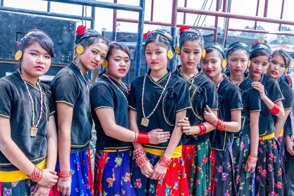 त्योहार और शादियों में पारंपरिक अटायर, चाहे वेस्टर्न कपड़े युवाओं के बीच पॉपुलर हों लेकिन त्योहारों और शादियों में आज भी दौरा सुरुवाल, ढाका टोपी और ट्रेडिशनल साड़ियां ही पहली पसंद होती हैं.