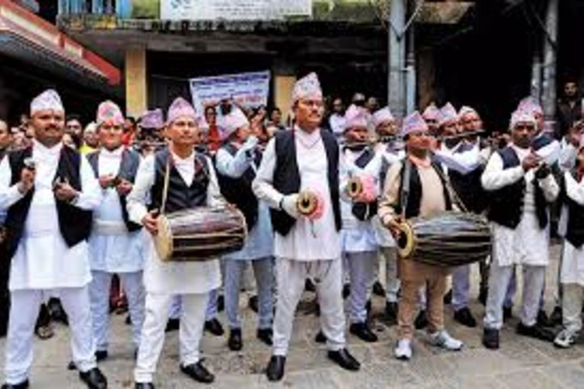राष्ट्रीय पोशाक दौरा सुरुवाल और ढाका टोपी. नेपाल के पुरुषों की राष्ट्रीय पोशाक दौरा सुरुवाल है. इसके साथ कमर में पटुका और सिर पर ढाका टोपी पहनी जाती है. इसे खासतौर पर मिलेनियल और बुजुर्ग आज भी सम्मान के साथ पहनते हैं.
