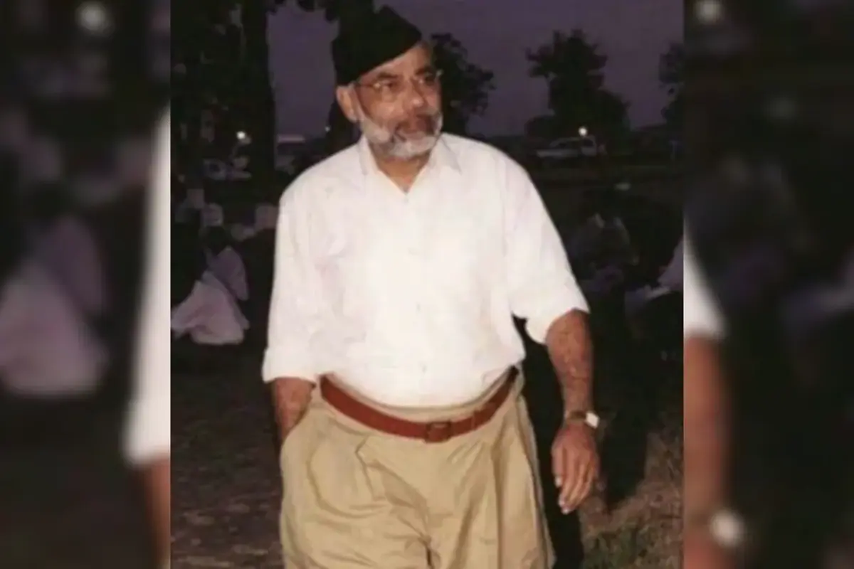इसमें पीएम मोदी RSS की ड्रेस पहनकर उसकी शाखा की ओर जोते हुए दिख रहे है.