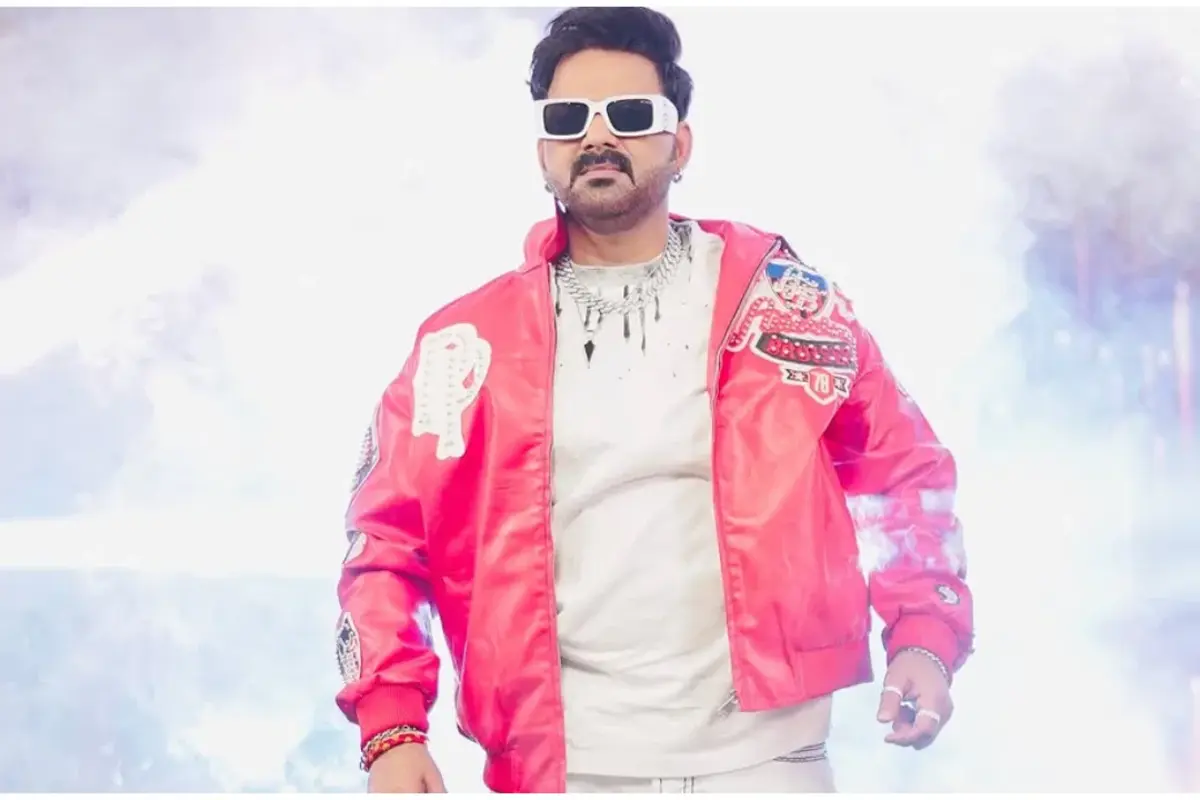 पवन सिंह राइज एंड फॉल शो में हैं और उन्हें घर के सभी काम खुद करने होंगे जैसे झाड़ू-पोछा और कपड़े धोना उन्होंने मजाक में कहा कि वे अपने कपड़े भी खुद नहीं चुनते पवन सिंह ने कहा वे अकेले किसी शो की टीआरपी बढ़ा सकते हैं जो वायरल हुआ और यूजर्स ने उन्हें ट्रोल किया कुछ ने इसे सेल्फ ऑब्सेशन कहा कुछ ने मजाक उड़ाया.