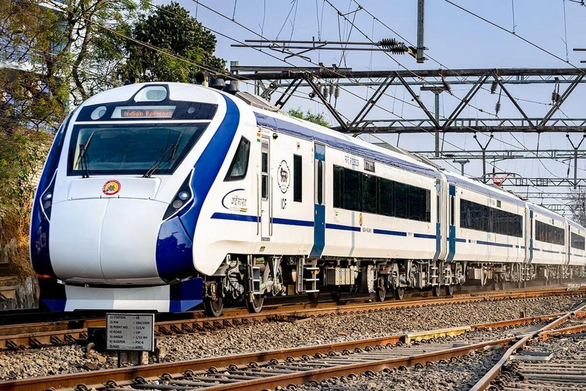 प्रधानमंत्री न सिर्फ एयरपोर्ट बल्कि सीमांचल के लोगों को जोगबनी-पटना बंदे भारत ट्रेन भी भेंट किये. जिससे रेल कनेक्टिविटी भी मजबूत होगी. 