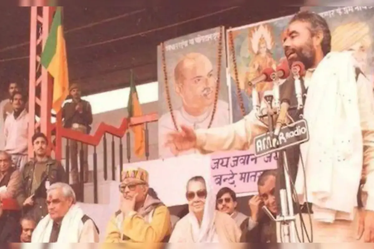 इसमें नरेंद्र मोदी एक सभा को संबोधित करते नजर आ रहे है. साथ ही इसमें मंच पर बीजेपी के वरिष्ठ नेता अटल बिहारी वाजपेयी, लालकृष्ण आडवानी और कई अन्य नेता भी नजर आ रहे है.