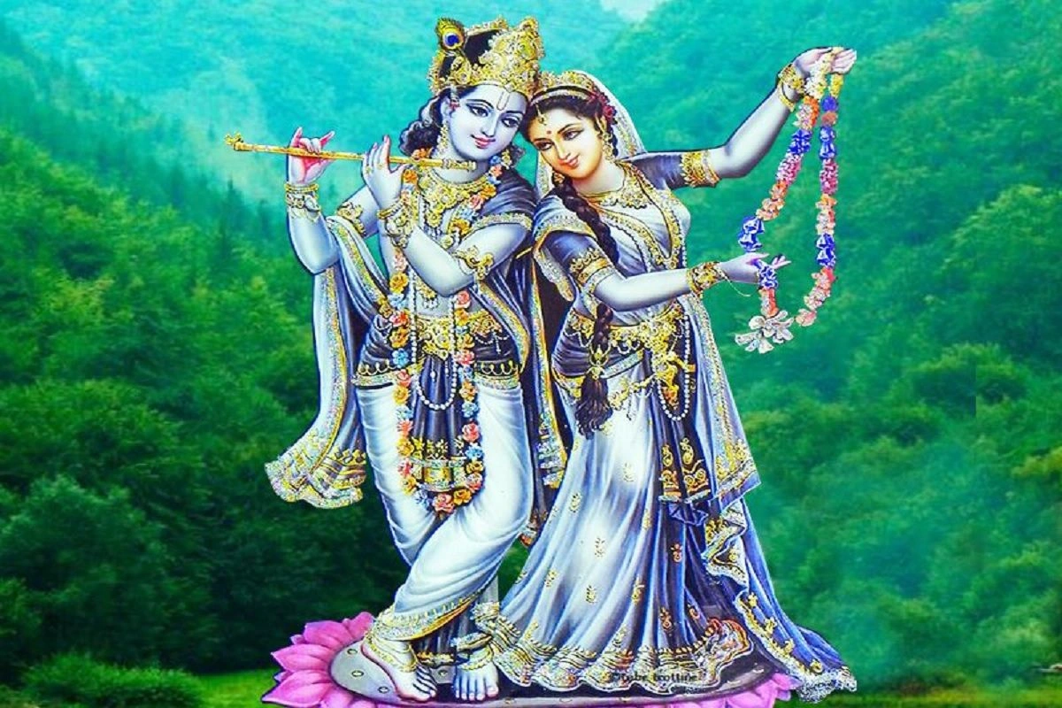 भगवान श्रीकृष्ण का जन्म द्वापर युग के अंतिम चरण में भाद्रपद मास की अष्टमी को कंस के कारागार में हुआ था. पिता वसुदेव उन्हें सुरक्षित गोकुल ले आए, जहाँ उनका पालन-पोषण नंद बाबा और यशोदा ने किया. वहीं, राधा जी रावल ग्राम में प्रकट हुईं और बाद में वृषभानु व माता कीर्ति उन्हें बरसाना ले आए. कहा जाता है कि राधा गर्भ से नहीं जन्मीं, बल्कि यमुना तट पर प्रकट हुईं. बरसाना और वृंदावन ही आगे चलकर राधा-कृष्ण की अनगिनत लीलाओं का साक्षी बने.