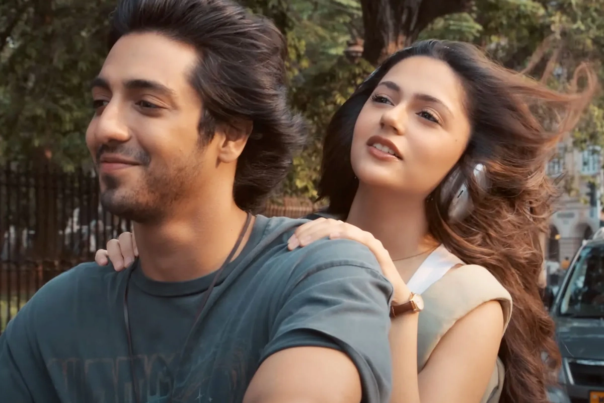 सैयारा मोहित सूरी की म्यूजिकल-रोमांस है जिसमें अहान पांडे और अनीत पड्डा ने डेब्यू किया था. सिनेमाघरों में इसने ज़ोरदार कमाई की और अब 12 सितंबर से नेटफ्लिक्स पर आएगी; हो सकता है कि यहाँ वो सीन भी दिखें जो सेंसर बोर्ड में कट गए थे. फोटो के लिए आइडिया: फिल्म के लीड जोड़ो का एक क्लोजअप, रंगीन बैकग्राउंड और म्यूजिकल का एहसास दिखता हुआ शॉट. 