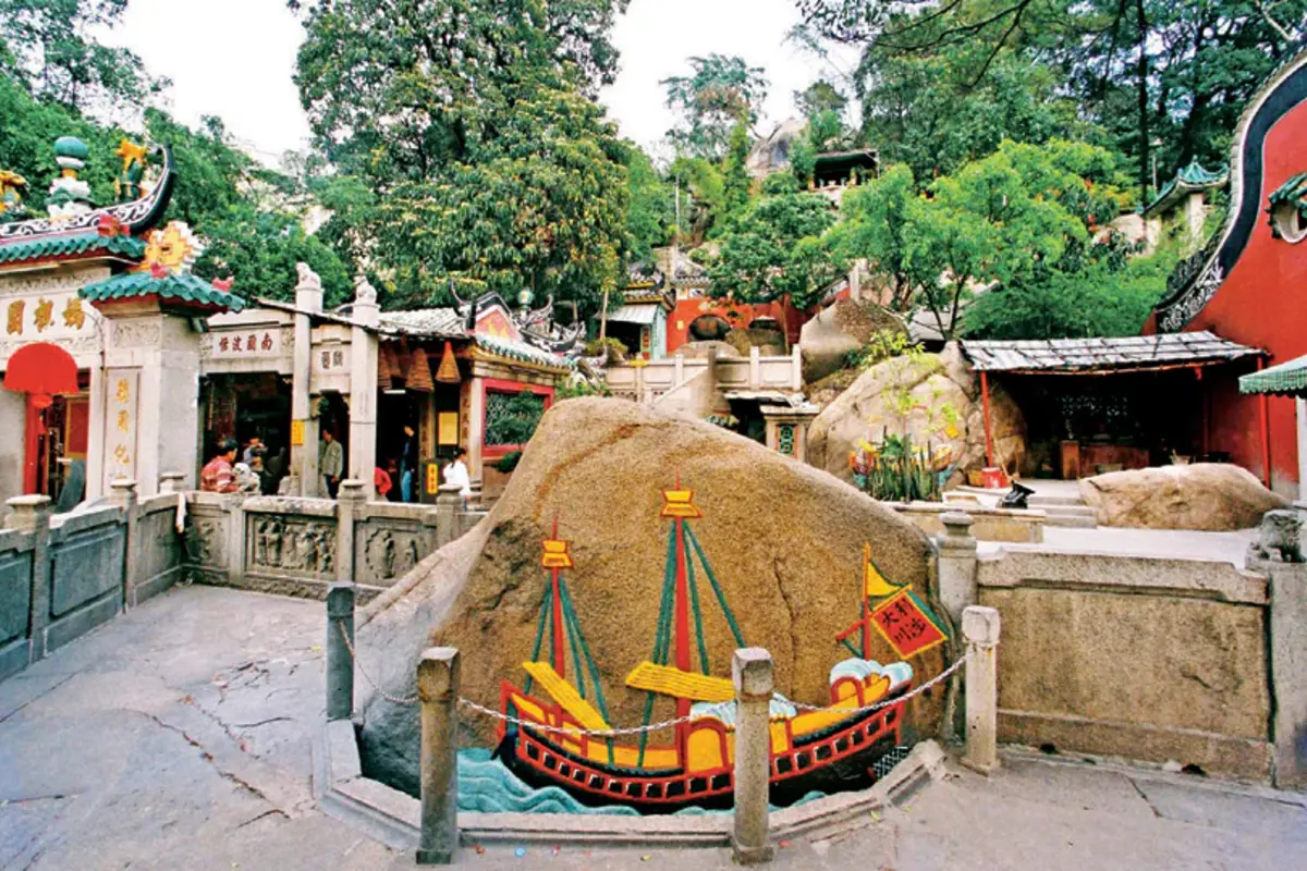 मकाउ विश्‍व धरोहर की आधिकारिक वेबसाइट के मुताबिक यह मंदिर का मंडप अलग-अलग समय पर बनाए गए थे. इसका वर्तमान स्‍वरूप 1828 के निर्माण के बाद तैयार हुआ था और इसकी सबसे पुरानी संरचना 1488 के दौर की थी. इसके प्रार्थना भवन का निर्माण 1605 में हुआ और 1629 में पुनर्निर्माण किया गया.