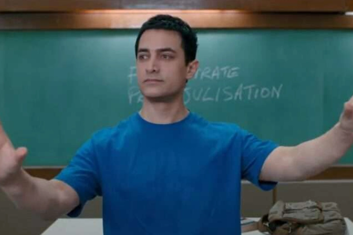 3 इडियट्स- 3 इडियट्स में रैंचो का किरदार पढ़ाई को सिर्फ रटने के बजाय उसे समझने पर जोर देता है. यह किरदार आमिर खान ने निभाया है. रैंचो के पास पढ़ाने के कई मजेदार और क्रिएटिव तरीके होते हैं. इस फिल्म में दिखाया गया है कि शिक्षा में केवल किताबों को याद करना जरूरी नहीं है, बल्कि उसे दिल से समझना और एक्सपेरिमेंट करना जरूरी है, ताकि बच्चों को सही तरीके से आगे बढ़ाया जा सके. 