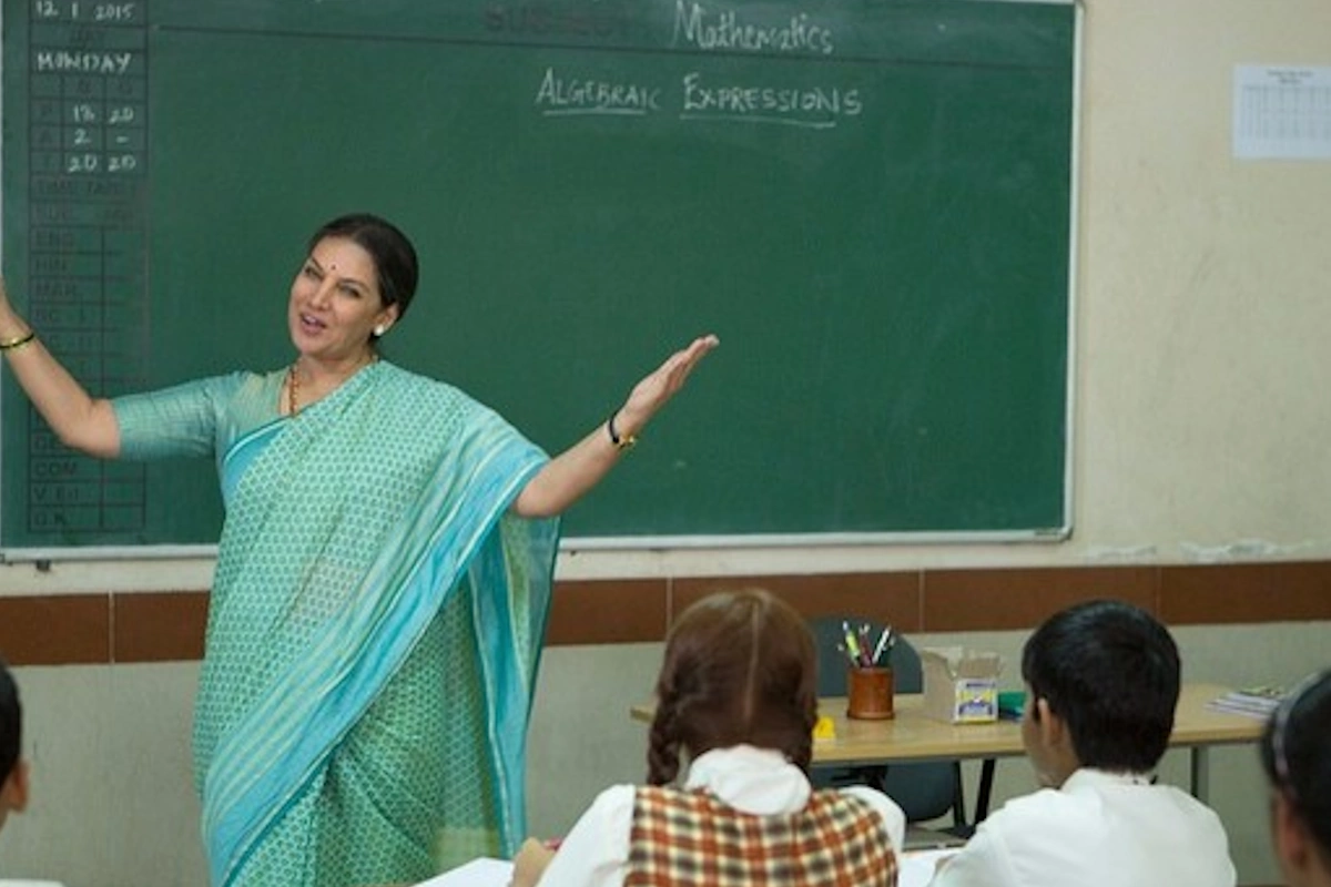 चॉक एन डस्टर- यह फिल्म टीचर्स के समर्पण और अनुशासन को दर्शाती है. इस फिल्म में दो महिला शिक्षकों की कहानी है, जो शिक्षा को सिर्फ नौकरी नहीं, बल्कि मिशन मानती हैं. उनकी मेहनत और स्टूडेंट्स के प्रति लगाव दर्शाता है कि एक टीचर का असली रोल कितना अहम होता है. फिल्म हमें सिखाती है कि टीचिंग एक जिम्मेदारी है, जिसके लिए समर्पण और कड़ी मेहनत जरूरी है. 