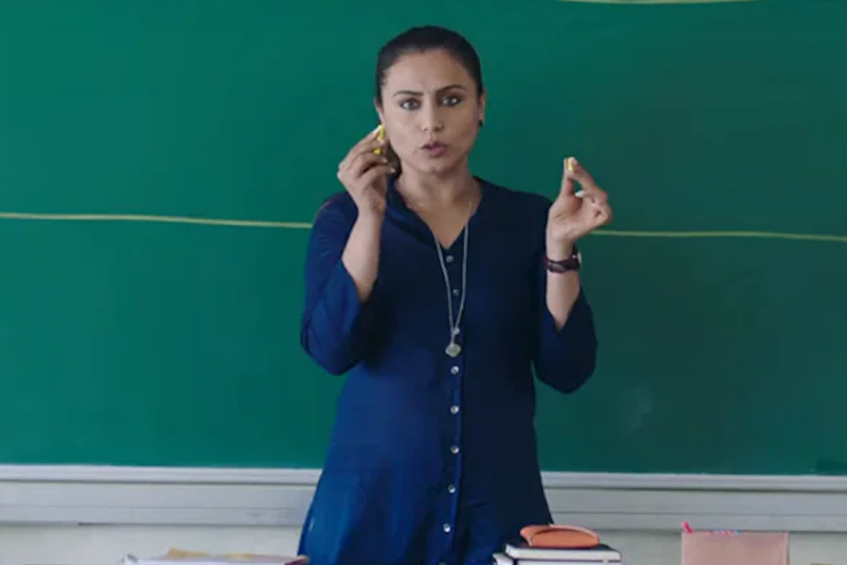 Teachers Day Special: हिचकी- इस फिल्म में दिखाया गया है कि हर बच्चा खास होता है, भले ही वे सामान्य शिक्षा प्रणाली में फिट न बैठते हों. ऋतु के किरदार में रानी मुखर्जी खुद एक बीमारी से जूझ रही हैं, लेकिन वे स्पेशल बच्चों को पढ़ाने में विश्वास रखती हैं. उनकी पढ़ाने की तकनीक हर बच्चे की क्षमता को पहचानने और उसे बढ़ावा देने की है. इस फिल्म ने टीचिंग में सहानुभूति और समझदारी की जरूरत पर जोर दिया है. यह फिल्म समझाती है कि हर बच्चे की अलग जरूरत होती है और टीचर को उन्हें उसी हिसाब से पढ़ाना चाहिए. 