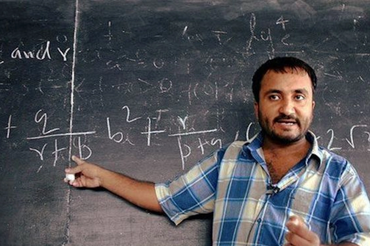 Teachers Day Special: सुपर 30- ऋतिक रोशन की सुपर 30 मशहूर शिक्षक आनंद कुमार की बायोपिक है, जो गरीब और मेधावी छात्रों को आईआईटी की परीक्षा की तैयारी कराते हैं. आनंद कुमार का रोल बच्चों में आत्मविश्वास और उम्मीद जगाता है. वे बच्चों को यह भरोसा दिलाते हैं कि गरीबी या सामाजिक स्थिति कभी भी सपनों के रास्ते में बाधा नहीं बन सकती. फिल्म ने टीचिंग के एक नए पहलू को दर्शाया है, जिसमें प्रेरणा देना, बच्चों को सपनों के करीब लाना शामिल है. 