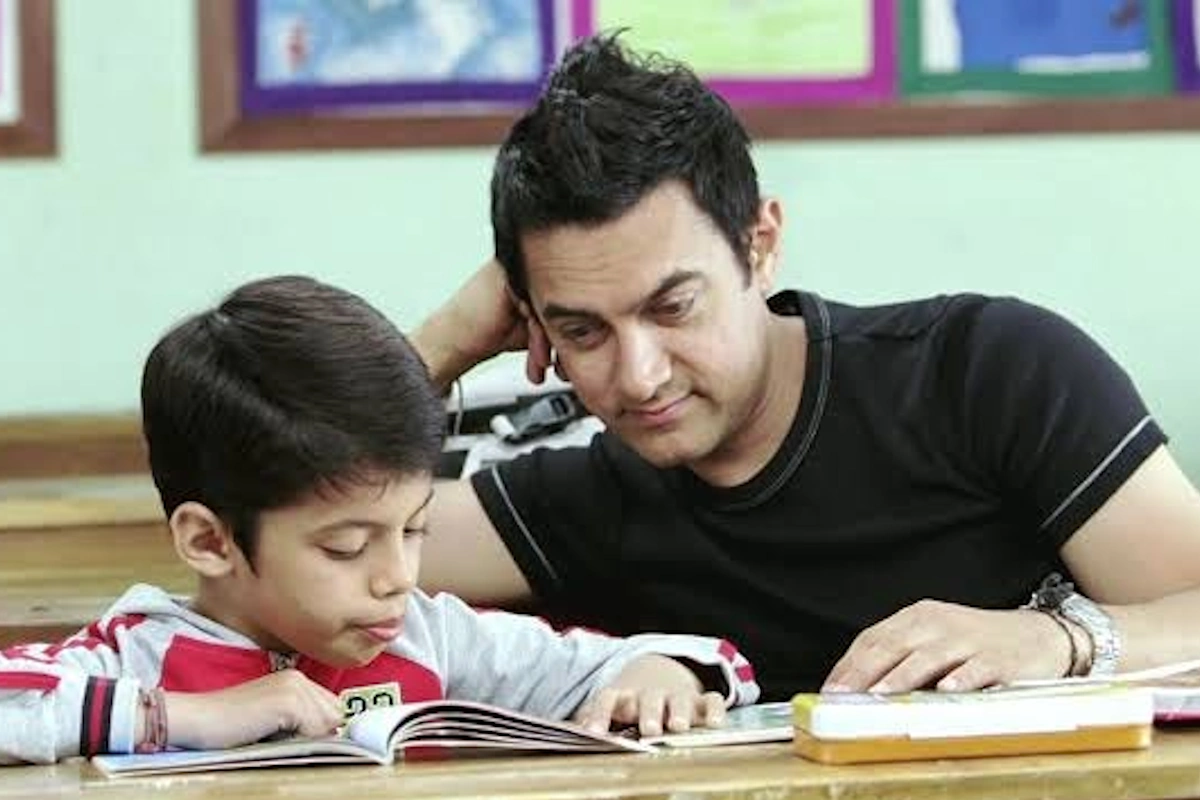 तारे जमीन पर- आमिर खान की फिल्म तारे जमीन पर में दिखाया गया है कि शिक्षक की सबसे बड़ी ताकत बच्चों के दिल से जुड़ना होता है. फिल्म में दर्शील ने ईशान अवस्थी नामक बच्चे का किरदार निभाया, जो डिस्प्रेक्सिया नाम की बीमारी से जूझ रहा है, जिसे आमतौर पर स्कूल में समझा नहीं जाता. वहीं, टीचर राम शंकर के किरदार में आमिर खान उसे प्यार और धैर्य के साथ पढ़ाते हैं. वह पहले उसी कमजोरियों को समझते हैं और फिर उन्हें दूर कर उसकी ताकतों को उभारते हैं. इस फिल्म ने मैसेज दिया कि टीचर को हर बच्चे की जरूरत, भावना और कठिनाइयों को समझना चाहिए ताकि वे सही दिशा में कोशिश कर सकें. 