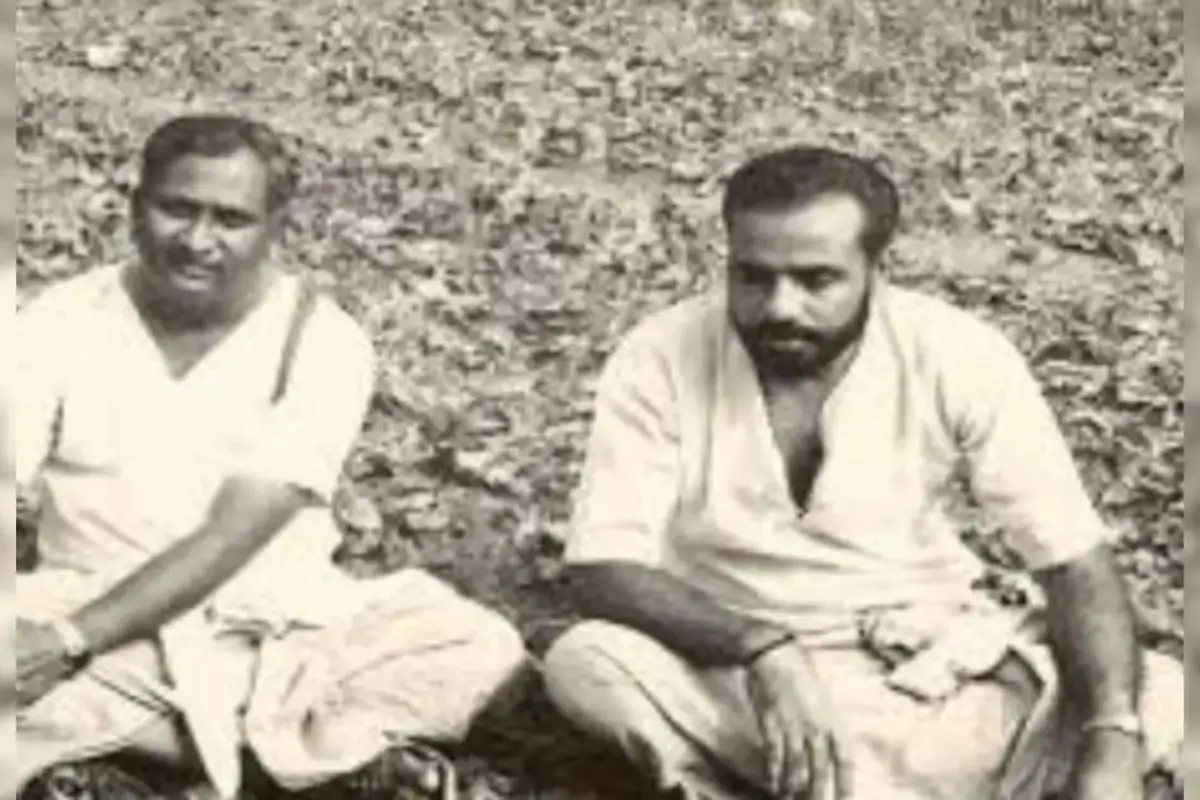 इस तस्वीर में वो अपने किसी मित्र के साथ बैठे है, जो उनके राजनीति में कदम रखने के शुरुआती दिनों की है.