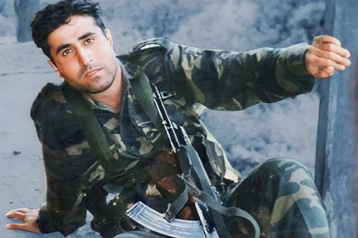 चोटी नंबर 4875 पर हमला करते हुए विक्रम ने अपनी जान की परवाह किए बिना साथियों को बचाया. जब एक साथी घायल हुआ तो उन्होंने उसे पीछे खींचने की कोशिश की, तभी दुश्मन की गोली उनके सीने में लगी. 7 जुलाई 1999 को देश ने अपना वीर सपूत खो दिया.