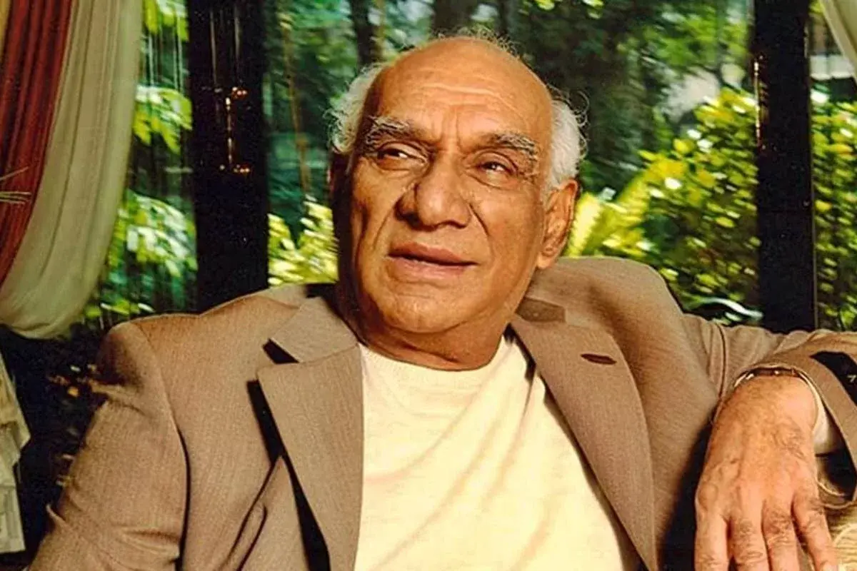 यश चोपड़ा का जन्म 27 सितंबर 1932 को लाहौर (अब पाकिस्तान में) में हुआ था. यश चोपड़ा बचपन से इंजीनियर बनना चाहते थे जिसके लिए लंदन जाने की भी तैयारी थी, लेकिन उनके किस्मत में फिल्म र्निमाता बनना लिखा था. जिसके लिए वो अपने बड़े भाई बीआर चोपड़ा के पास मुंबई आ गए और 1959 में उन्होंने अपनी पहली फिल्म धूल का फूल डायरेक्ट की. जिसने उन्हें तुरंत फिल्म इंडस्ट्री में पहचान दिला दी.