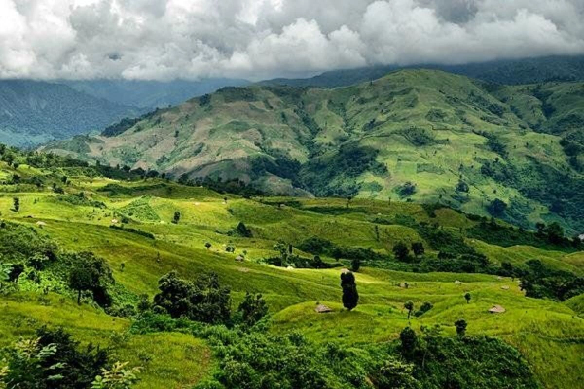 ज़ीरो, अरुणाचल प्रदेश- अपने म्यूज़िक फेस्टिवल और शांत वातावरण के लिए मशहूर यह स्पॉट हरी-भरी घाटियों और धान के खेतों से घिरा है.