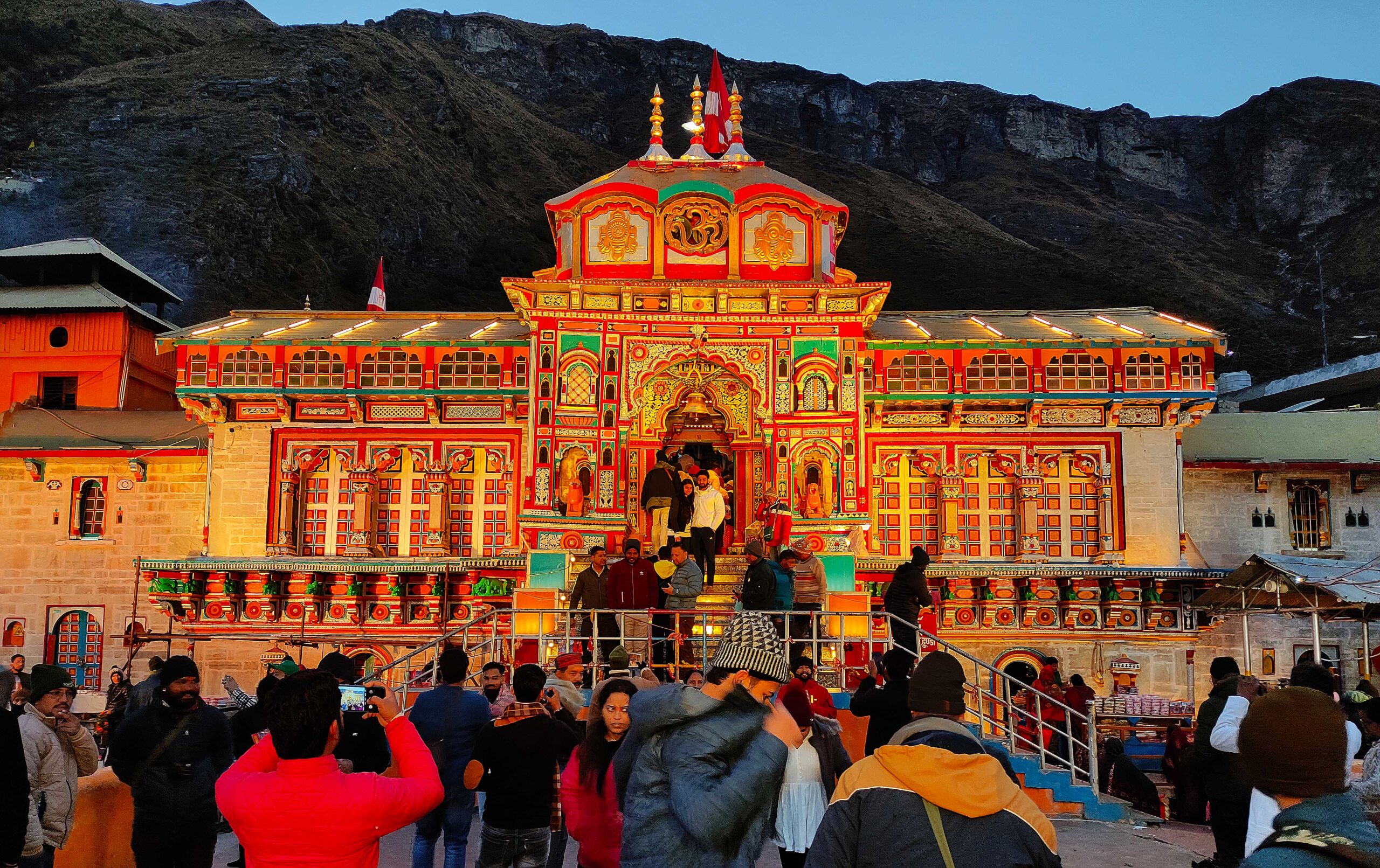 यहां जाने के लिए बेस्ट मौसम गर्मी का है. यहां आप मई से लेकर नवंबर के बीच जा सकते हैं. साथ ही मई और जून, सिंतबर-अक्टूबर में बर्फबारी कम होती है, इसलिए इन महीनों में भी जाना बेस्ट माना जाता है. ठंड के मौसम में यहां का तापमान 1 से 14 डिग्री सेल्सियस रहता है.