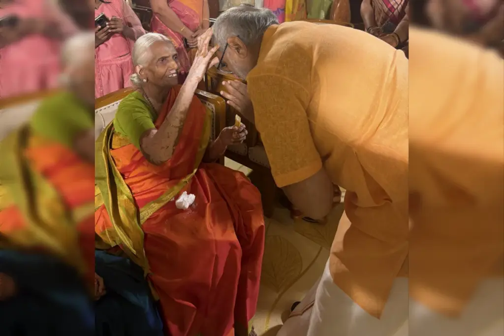 VP CP Radhakrishnan Met Mother