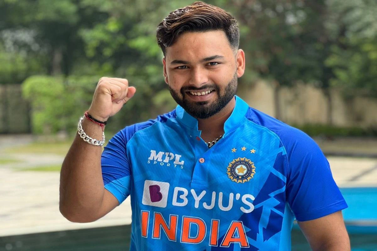ऋषभ सिर्फ 12 साल के थे जब उन्होंने रात की बस से दिल्ली का सफर तय करना शुरू किया और इसमें उनकी मां सरोज पंत सबसे बड़ा किरदार साबित हुईं, जो हमेशा अपने मासूम बेटे को लेकर दिल्ली पहुंचतीं ताकि वो मशहूर सोनेट क्रिकेट क्लब के दिग्गज कोच तारक सिन्हा की निगरानी में क्रिकेट सीख सके.
