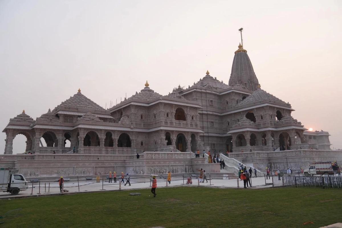 प्रधानमंत्री के आगमन को ध्यान में रखते हुए राम मंदिर परिसर में खास इंतजाम किए गए हैं. मेहमानों के ठहरने के लिए टेंट सिटी बनाई गई है, जिसमें करीब 3000 लोगों के रहने की व्यवस्था है. कार सेवक पुरम और तीर्थ क्षेत्र पुरम में टेंट सिटी बनाई गई है. हर टेंट में 6 लोगों के ठहरने की सुविधा है. इसके अलावा वैदेही नगर, रघुनंदन नगर, भरत शत्रुघ्न नगर और सौमित्र नगर का निर्माण किया गया है. मेहमानों के लिए दो बड़े भोजनालय भी तैयार हैं.  
