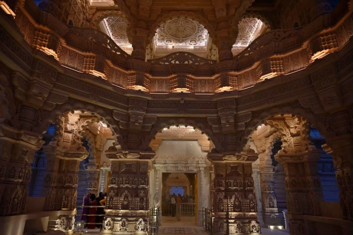 मंदिर के अंदर की अलौकिक तस्वीरें देखकर भक्त भावविभोर हो रहे हैं. मनमोहक दृश्य हर किसी को आकर्षित कर रहा है.