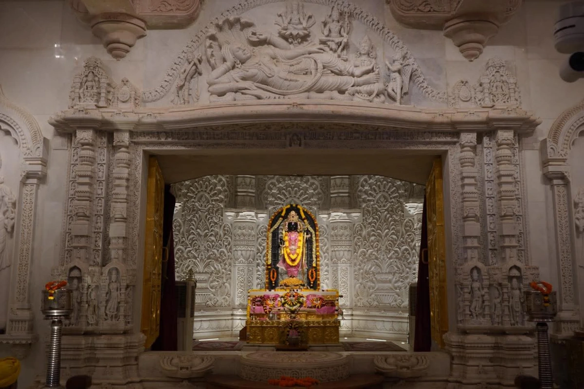 ध्वजारोहण कार्यक्रम को देखते हुए अयोध्या में सुरक्षा भी बढ़ा दी गई है. पुलिस महकमा पूरी तरह सतर्क है. रामनगरी के प्रवेश द्वारों पर सघन चेकिंग अभियान चलाया जा रहा है. गाड़ियों की तलाशी ली जा रही है और ब्लैक फिल्म वाली गाड़ियों से फिल्म उतरवाई जा रही है. आने-जाने वाले लोगों से पूछताछ की जा रही है. श्रद्धालुओं की सुविधा को ध्यान में रखते हुए पुलिस हर प्रवेश द्वार पर चेकिंग कर रही है. सीसीटीवी कैमरों से निगरानी बढ़ा दी गई है.  