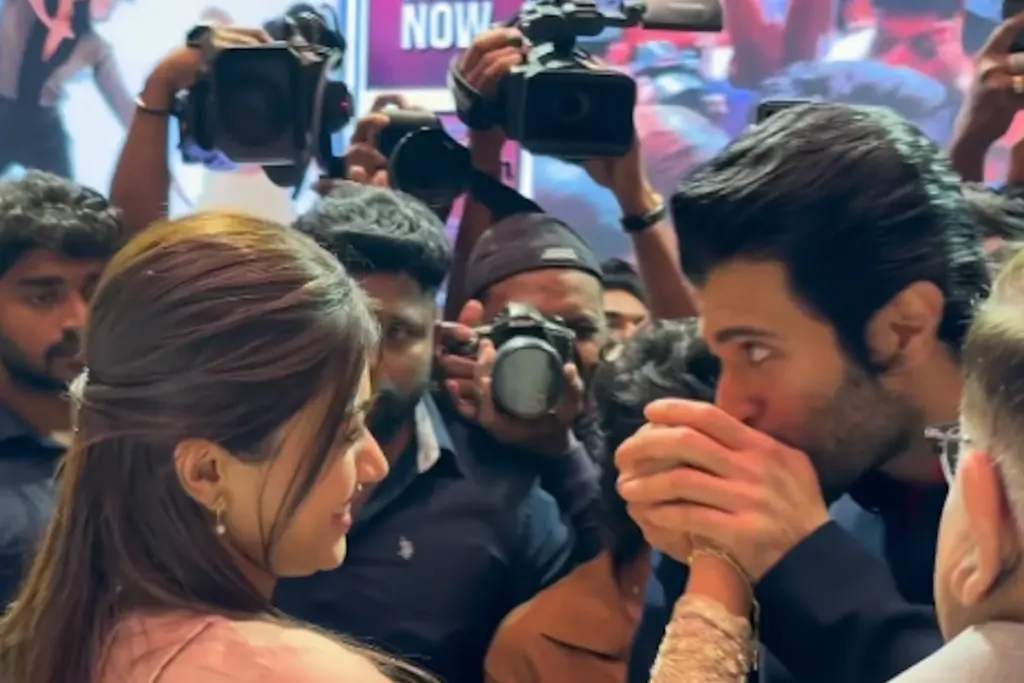 Vijay Devarakonda Kiss Rashmika Mandanna