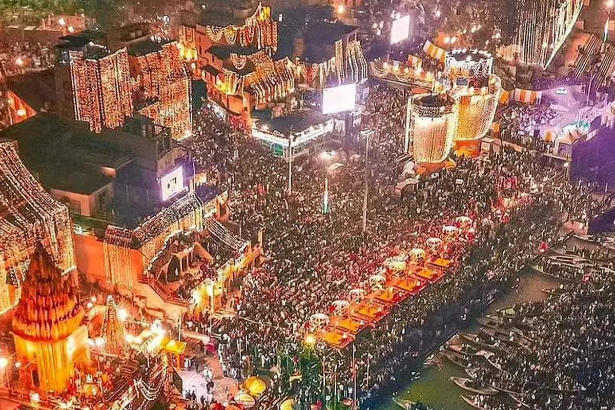 श्रद्धालुओं की भारी भीड़ और वीआईपी आगमन को देखते हुए वाराणसी को नो-फ्लाई जोन घोषित किया गया. घाटों पर एनडीआरएफ, जल पुलिस और महिला सुरक्षा दल पूरी चौकसी में तैनात रहे. नावों के लिए विशेष लेन बनाई गईं और सुरक्षा नियमों का कड़ाई से पालन कराया गया. शहर के ट्रैफिक, पार्किंग और प्रवेश मार्गों पर पूरी तरह नियंत्रण रखा गया ताकि भक्तों को कोई परेशानी न हो. 