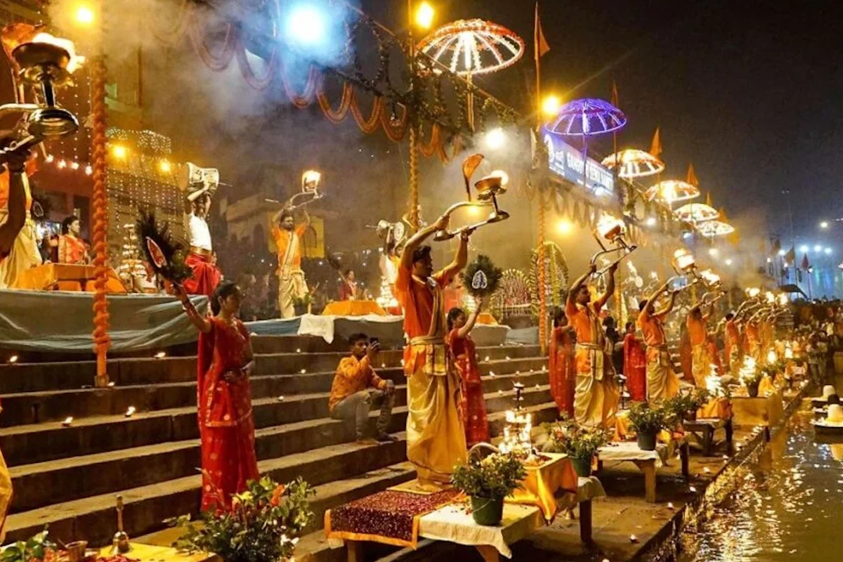 श्रीकृष्ण लीला का मंचन भी कार्यक्रम का आकर्षण बना रहा. अखाड़ा गोस्वामी तुलसीदास के तत्वावधान में कंस वध की लीला का मंचन हुआ और कंस का विशाल पुतला जलाकर बुराई पर अच्छाई की जीत का संदेश दिया गया. इस दृश्य को देखने के लिए घाटों पर भारी भीड़ उमड़ पड़ी और हर किसी के चेहरे पर श्रद्धा और उत्साह झलक उठा. 