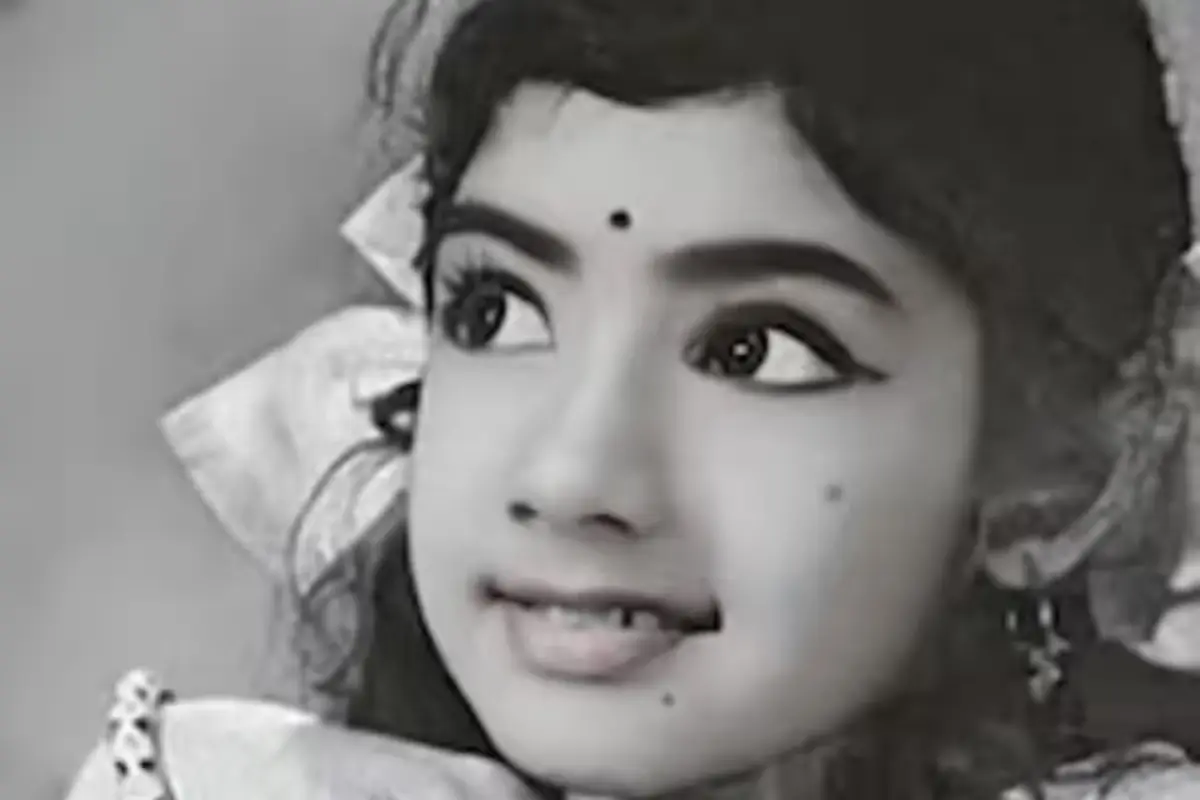  तब्बू ने महज 10 साल की उम्र में ही कैमरे के सामने कर लिया था. उनकी पहली फिल्म बाजार थी, जिसमें उन्होंने एक छोटा-सा रोल किया था. इसके बाद उन्होंने देव आनंद की हम नौजवान में बाल कलाकार के रूप में अभिनय किया. लेकिन उनको असली पहचान वेंकटेश की तेलुगु फिल्म कुली नंबर 1 से मिली.