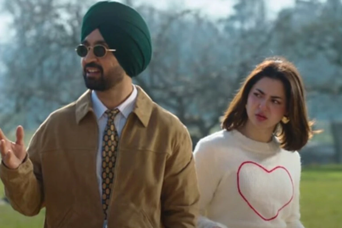 सिंगर-एक्टर दिलजीत दोसांझ की फिल्म सरदार जी 3 में पाकिस्तानी अभिनेत्री हानिया आमिर को कास्ट करने पर भी जमकर विवाद हुआ. पहलगाम आतंकी हमले के बाद पाकिस्तानी कलाकारों पर बैन की मांग जोर पकड़ गई. सोशल मीडिया पर ट्रोलिंग और बॉयकॉट कॉल्स के बाद मेकर्स ने फिल्म को भारत में रिलीज न करने का फैसला किया. 