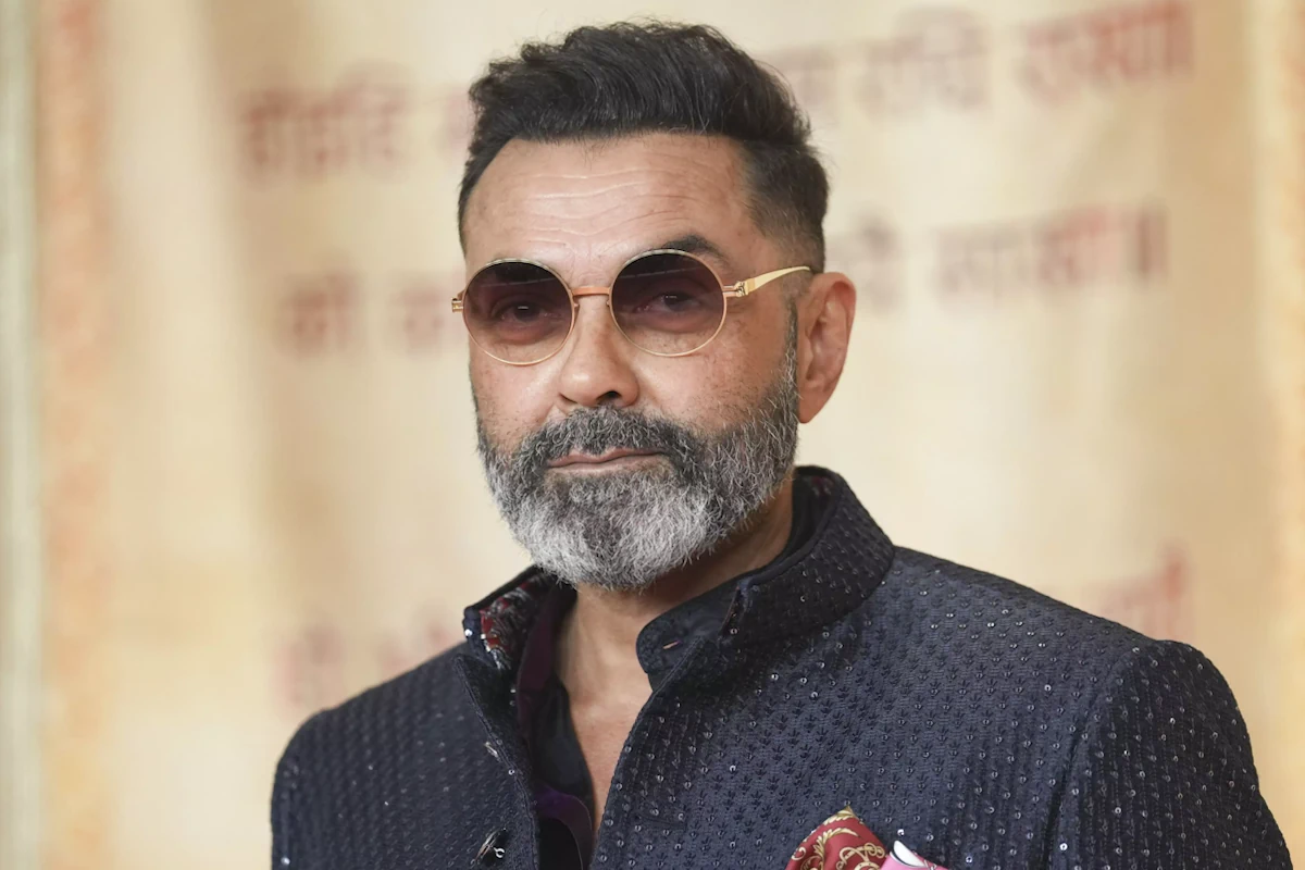 बॉबी देओल अब सिर्फ बॉलीवुड तक सीमित नहीं रहे. साउथ सुपरस्टार थलपति विजय की फिल्म जन नायगन में भी बॉबी का जलवा देखने को मिलेगा. एच विनोथ के डायरेक्शन में बन रही इस तमिल एक्शन थ्रिलर में बॉबी एक खूंखार विलेन की भूमिका में हैं. हालांकि इसकी रिलीज को लेकर अभी सस्पेंस बना हुआ है, लेकिन फैंस उन्हें विजय के सामने देखने के लिए बेताब हैं. 