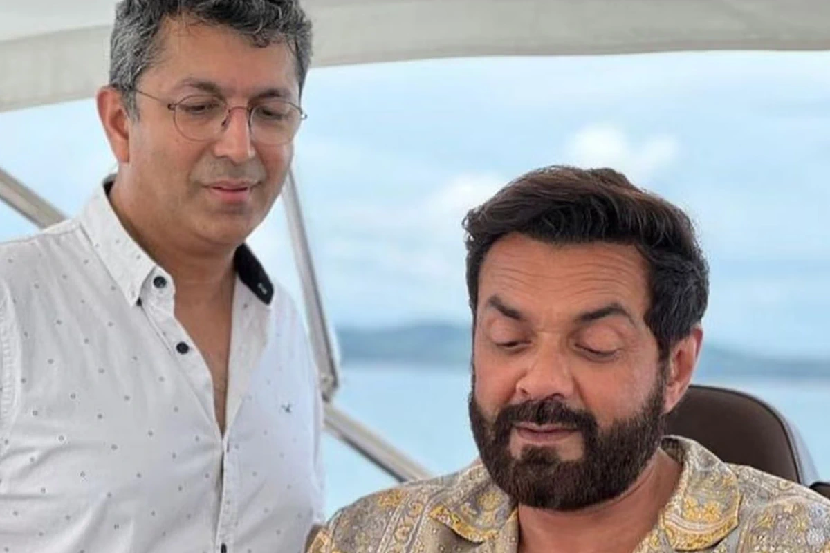 बॉबी देओल के पिटारे में एक और दिलचस्प प्रोजेक्ट है जिसका नाम है देसी शेरलॉक होम्स. जैसा कि नाम से पता चलता है, यह एक सस्पेंस और इन्वेस्टिगेशन वाली फिल्म होने वाली है. फिल्म का पोस्ट-प्रोडक्शन का काम जोरों पर है और उम्मीद की जा रही है कि इसी साल के अंत तक फैंस इसे देख पाएंगे. इसमें बॉबी का किरदार काफी लेयर्ड और दिमागी खेल खेलने वाला होगा. 