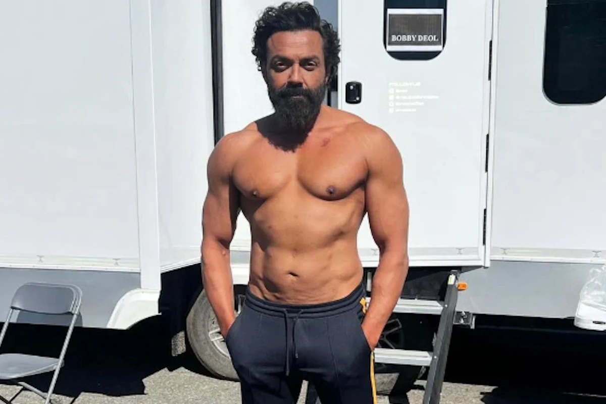 बॉबी देओल ने शायद अब ठान लिया है कि वो विलेन के किरदार को एक नई ऊंचाई पर ले जाएंगे. उनकी एक और अपकमिंग फिल्म द हंटर चर्चा में है. हालांकि मेकर्स ने अभी तक इस फिल्म की ज्यादा डिटेल्स छुपा कर रखी हैं, लेकिन खबरें यही हैं कि इसमें बॉबी का डार्क और इंटेंस अवतार देखने को मिलेगा. फिल्म की स्टारकास्ट और प्लॉट को फिलहाल सीक्रेट रखा गया है. 