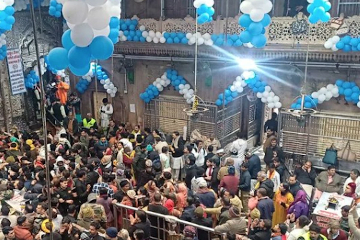महाकाल और बांके बिहारी के दर्शन को मची होड़