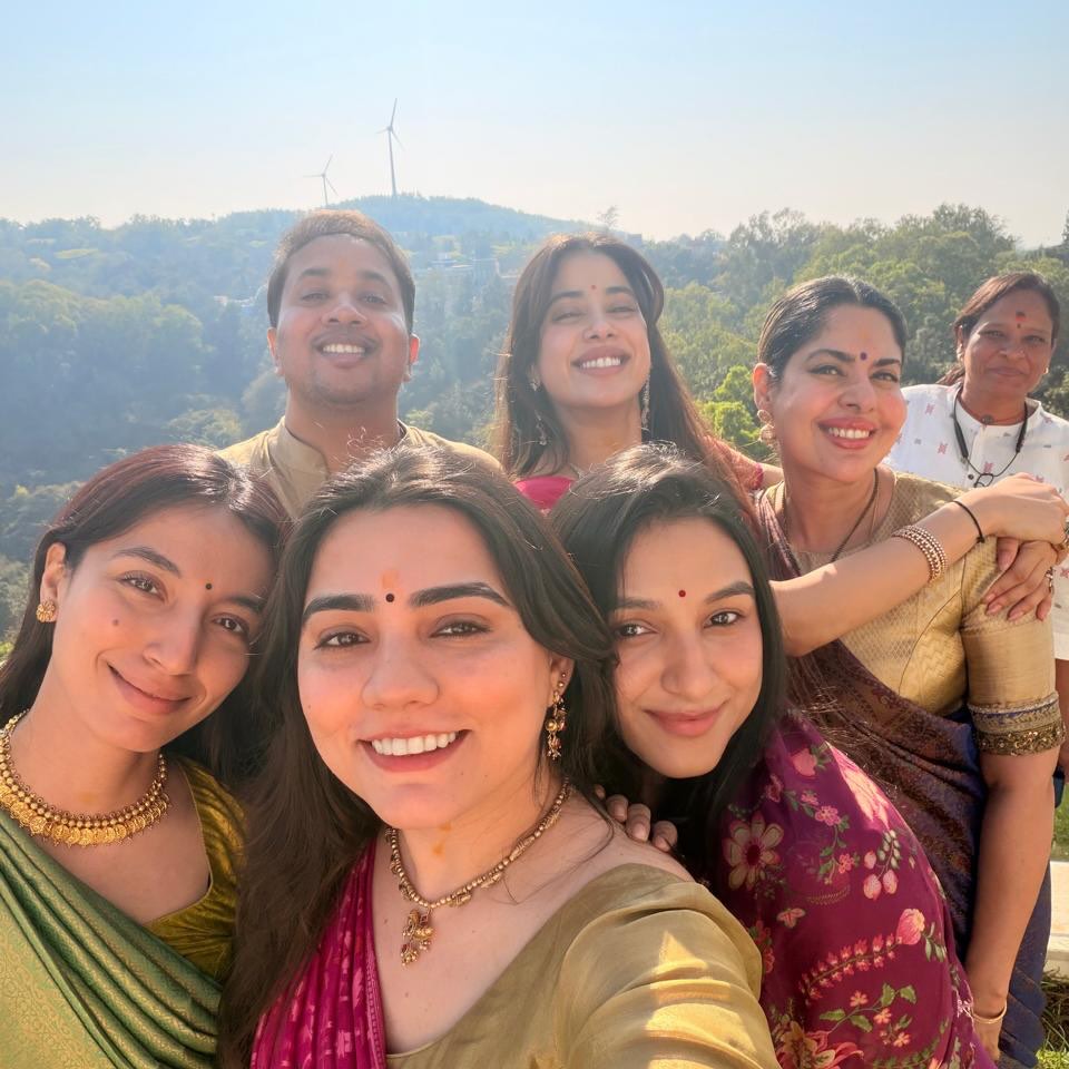 Jhanvi Kappor With Frnds
