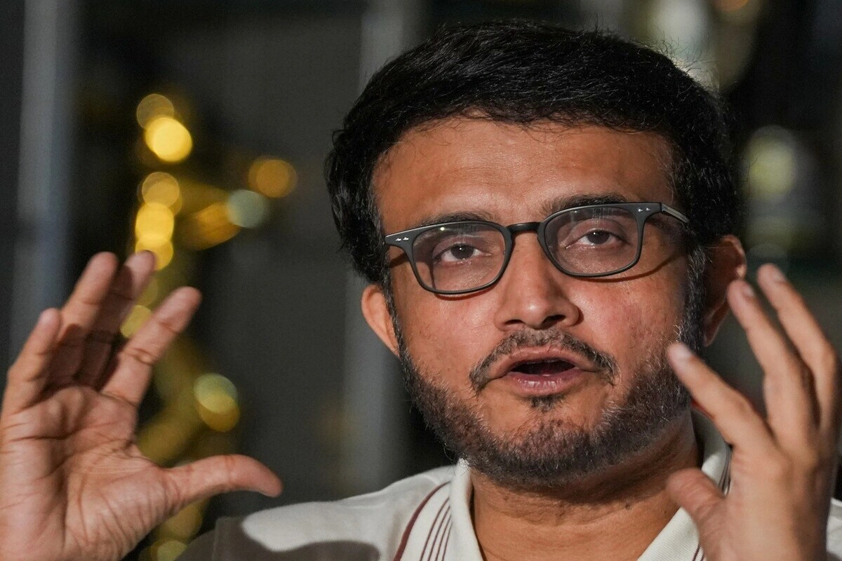गांगुली ने सिर्फ वनडे ही नहीं, बल्कि टेस्ट क्रिकेट को लेकर भी गंभीर को एक खास सलाह दी है. दादा का मानना है कि घरेलू मैदानों पर जरूरत से ज्यादा टर्निंग पिचें (Rank Turners) बनाने से बचना चाहिए. उन्होंने इंग्लैंड सीरीज का उदाहरण देते हुए कहा कि जीत के लिए अच्छी विकेट तैयार करना जरूरी है, न कि ऐसी पिचें जो पहले दिन से ही टूटने लगें. गांगुली के मुताबिक, अच्छी पिचों पर ही वर्ल्ड क्लास खिलाड़ी निखरकर सामने आते हैं और टीम का प्रदर्शन बेहतर होता है.