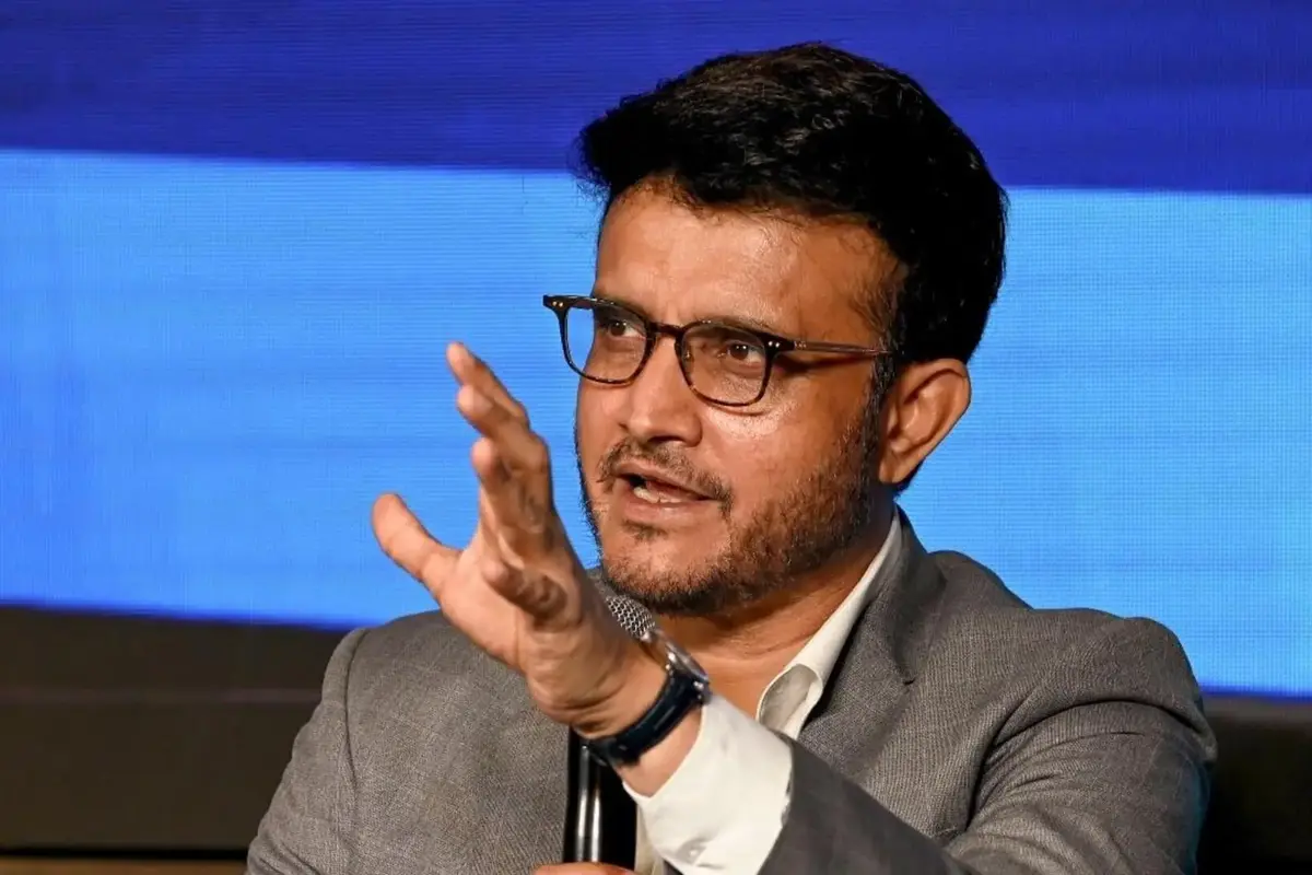 सौरव गांगुली का कहना है कि सफेद गेंद के क्रिकेट में गंभीर की असली काबिलियत का पता 2027 के वनडे वर्ल्ड कप में चलेगा. यह वर्ल्ड कप दक्षिण अफ्रीका की धरती पर होना है. दादा के मुताबिक, वहां की तेज और उछाल भरी पिचें गंभीर की रणनीतियों का कड़ा इम्तिहान लेंगी. गांगुली ने साफ कहा कि घरेलू या एशियाई पिचों पर जीतना अलग बात है, लेकिन दक्षिण अफ्रीका की परिस्थितियों में टीम को चैंपियन बनाना ही सबसे बड़ी चुनौती होगी.