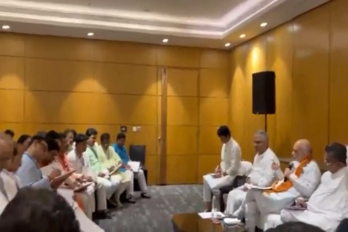 बंगाल चुनाव: अमित शाह की बैठक में बूथ प्रबंधन पर जोर, हर सीट पर 20 हजार वोट बढ़ाने का लक्ष्य