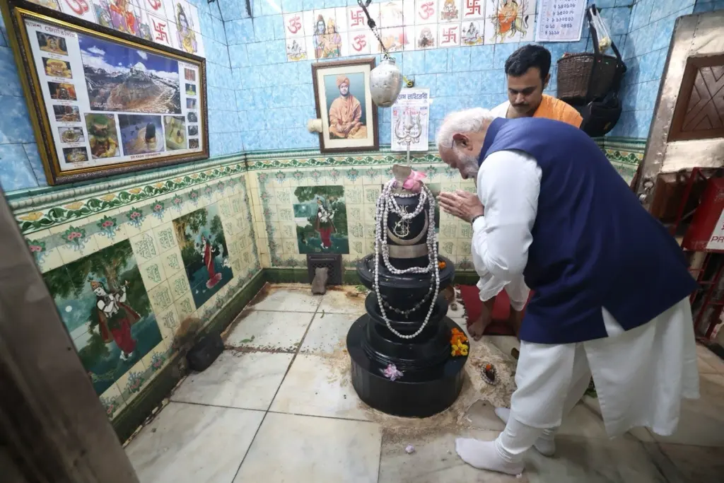 M Modi visits historic Thanthania Kalibari in Kolkata Offers prayers amid election campaign