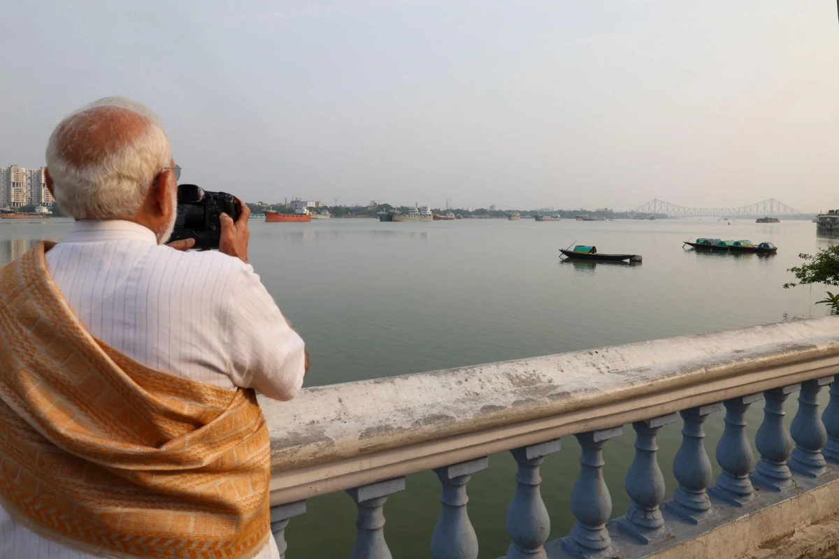 पीएम मोदी ने एक्स पर लिखा कि गंगा हर बंगाली के दिल में बसती है और इसे बंगाल की आत्मा कहा जा सकता है. उन्होंने कहा कि गंगा का पवित्र जल एक पूरी सभ्यता की शाश्वत भावना को अपने साथ लिए बहता है. 